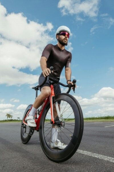 La posture idéale à vélo : éviter douleurs de dos et genoux grâce au réglage