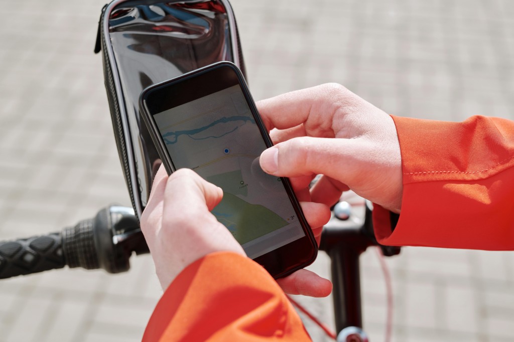 Les meilleures applications et gadgets pour renforcer la sécurité en cyclisme